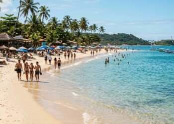O vilarejo baiano sem carros, onde as praias têm número em vez de nome: 678 metros de muralhas de 1630 guardam cinco faixas de areia numeradas de 1 a 5
