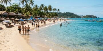 O vilarejo baiano sem carros, onde as praias têm número em vez de nome: 678 metros de muralhas de 1630 guardam cinco faixas de areia numeradas de 1 a 5