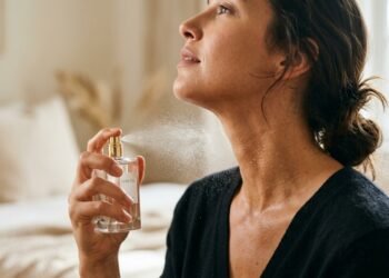 Esse detalhe na hora de passar o perfume fará o cheiro grudar em você pode mais de 24 horas