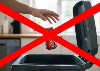 Não jogue fora as latas de cerveja e refrigerante, saiba como transformá-las em um lindo porta-guardanapo