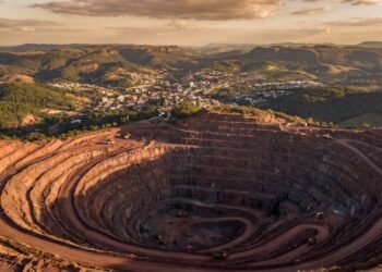 A cidade a 100km de BH, onde uma montanha de quase 1400 metros desapareceu