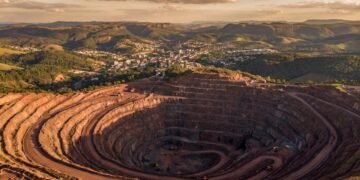 A cidade a 100km de BH, onde uma montanha de quase 1400 metros desapareceu