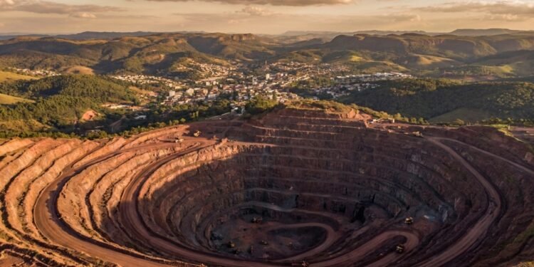 A cidade a 100km de BH, onde uma montanha de quase 1400 metros desapareceu