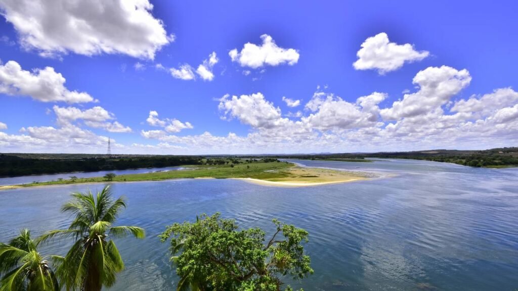 O vilarejo colorido do sertão alagoano onde Lampião foi caçado e que guarda o 5º maior cânion navegável do mundo