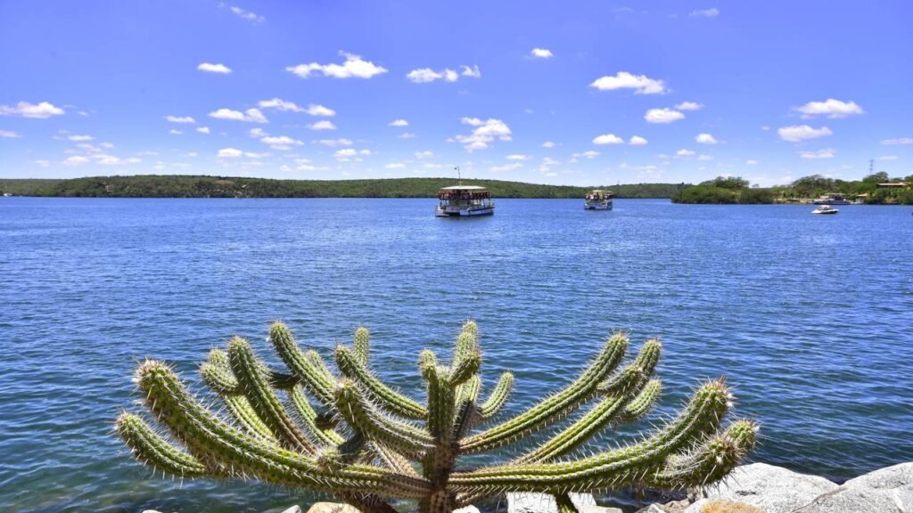 O vilarejo colorido do sertão alagoano onde Lampião foi caçado e que guarda o 5º maior cânion navegável do mundo