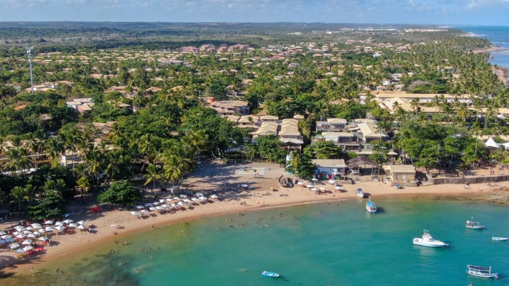 A vila de pescadores a 8 horas de BH com piscinas naturais que salvou as tartarugas marinhas do Brasil e guarda ruínas do único castelo medieval das Américas