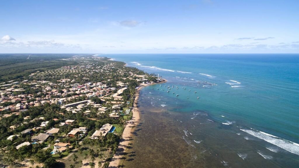A vila de pescadores a 8 horas de BH com piscinas naturais que salvou as tartarugas marinhas do Brasil e guarda ruínas do único castelo medieval das Américas
