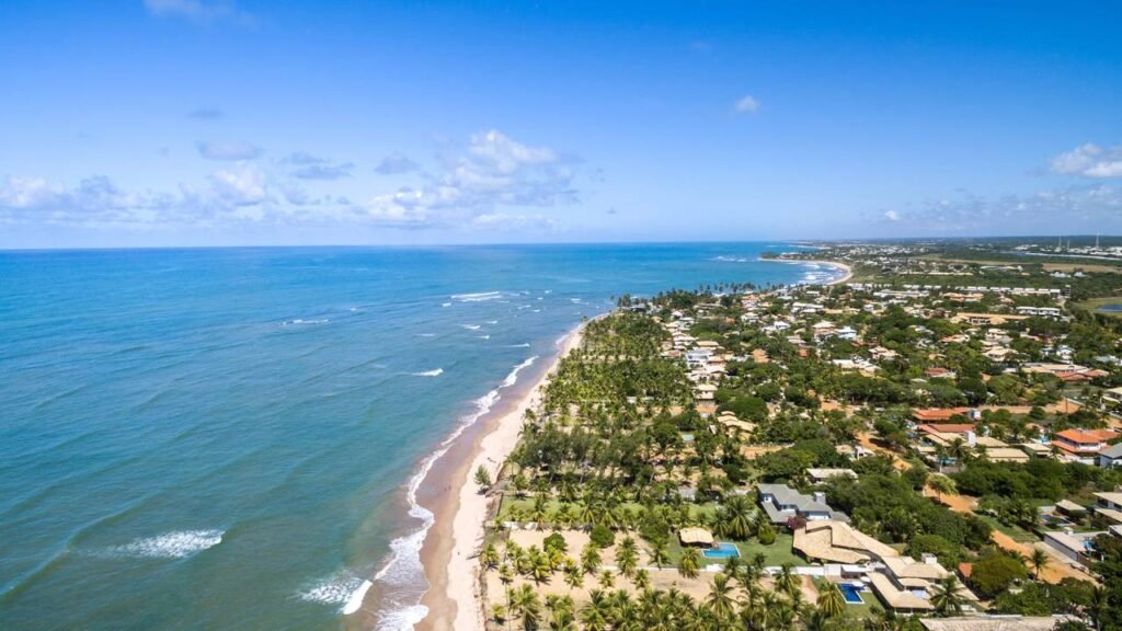 A vila de pescadores a 8 horas de BH com piscinas naturais que salvou as tartarugas marinhas do Brasil e guarda ruínas do único castelo medieval das Américas