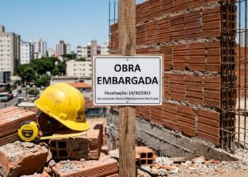 Construir sem autorização pode gerar multa de até R$ 20 mil e lei urbana prevê punição nesses casos