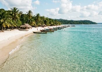 A viagem dos dois azuis: o vilarejo do rio transparente e o Caribe com praias de águas doces