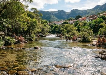 Maior produtora mundial de diamantes há 180 anos: o vilarejo de pedra e riachos que é a porta de entrada da Chapada Diamantina e encanta quem chega