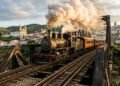 A cidade mineira que fica a 3 horas da capital e mantém o trem a vapor mais antigo do mundo em operação contínua desde 1881