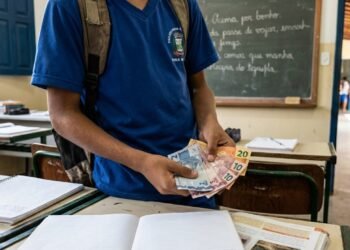 Governo paga até R$ 400 mensais em 2026 para estudantes com 80% de presença e participação em exames nacionais