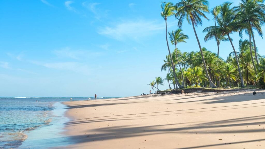 A praia baiana com piscinas naturais gigantes que revelam uma das paisagens mais espetaculares do país a céu aberto