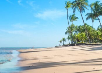 A praia baiana com piscinas naturais gigantes que revelam uma das paisagens mais espetaculares do país a céu aberto