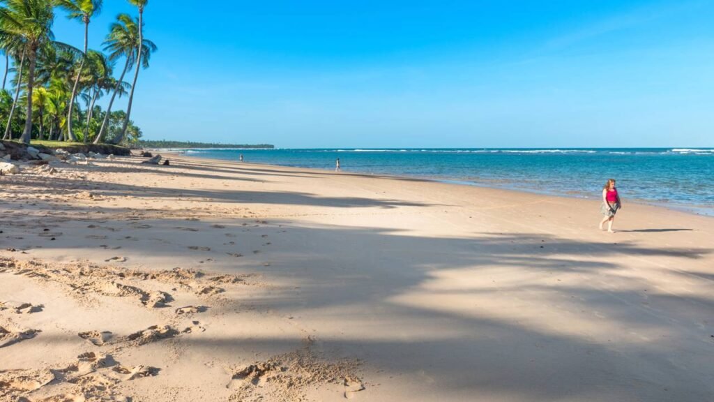 A praia baiana com piscinas naturais gigantes que revelam uma das paisagens mais espetaculares do país a céu aberto