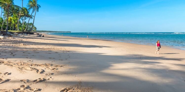 A praia baiana com piscinas naturais gigantes que revelam uma das paisagens mais espetaculares do país a céu aberto