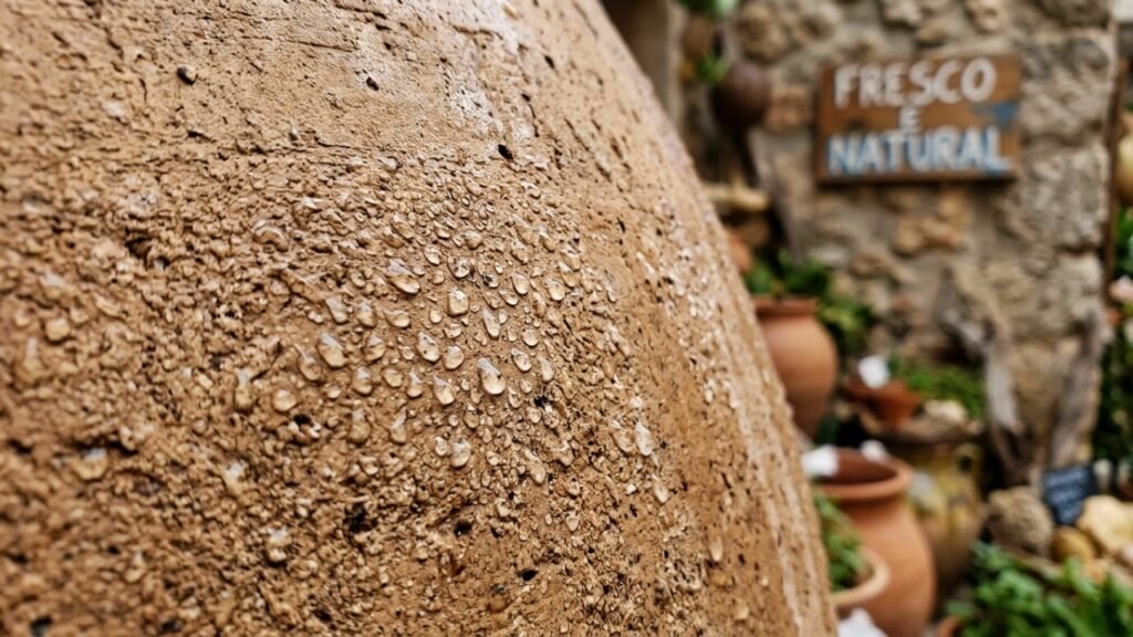 Esquecido por anos, o filtro de barro ressurge como alternativa prática para ter água fresca sem pesar no bolso