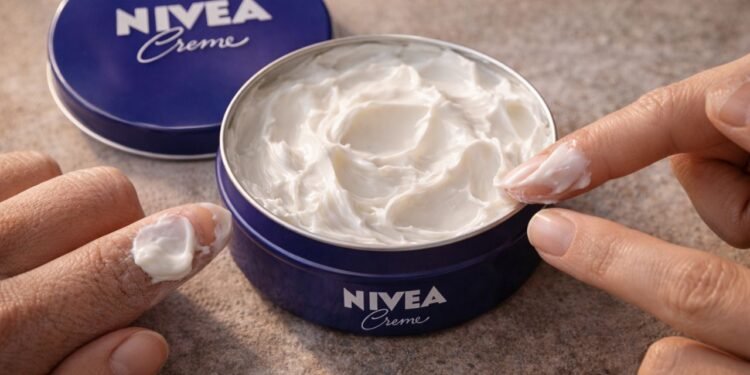 Nivea da latinha azul: por que algumas peles amam e outras não se adaptam
