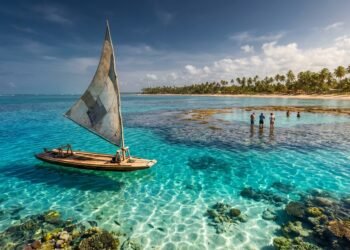 O Caribe Brasileiro com piscinas naturais de águas azul-turquesa dentro da maior área marinha protegida do país