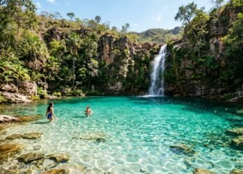 O vilarejo com cachoeira de águas azul-turquesa no coração do Brasil que parece uma piscina de azulejo natural