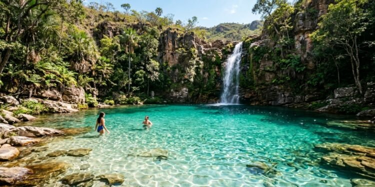 O vilarejo com cachoeira de águas azul-turquesa no coração do Brasil que parece uma piscina de azulejo natural