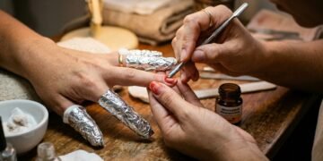 Faça você mesmo a remoção do seu esmalte da unha em gel sem precisar gastar em salão