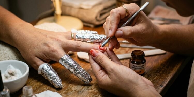 Faça você mesmo a remoção do seu esmalte da unha em gel sem precisar gastar em salão