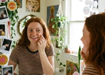 A pequena solução transparente que pode acabar com a espinha sem dor e sem deixar marcas na pele