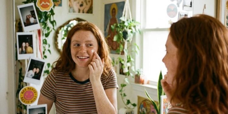 O adesivo para acne funciona sugando toda a secreção acumulada dentro do poro inflamado