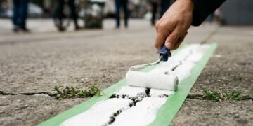 Essa mistura caseira de rejunte e argamassa renova a calçada e impede matos entre as rachaduras