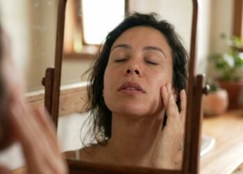 Adeus rosto inchado, a técnica de automassagem facial para mulheres que buscam beleza e leveza