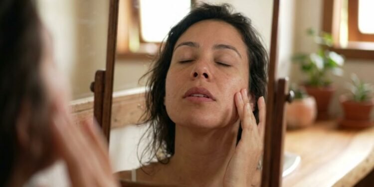 Você já acordou, se olhou no espelho e sentiu o rosto pesado, inchado ou tenso, como se não tivesse dormido nada?