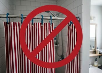 A alternativa moderna que economiza espaço e substitui as cortinas de banheiro com sofisticação