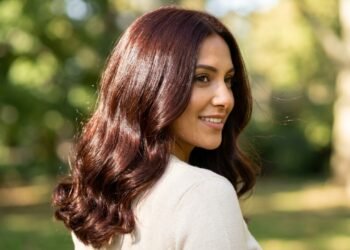 Por que o vinagre branco no cabelo virou o tratamento caseiro favorito do momento