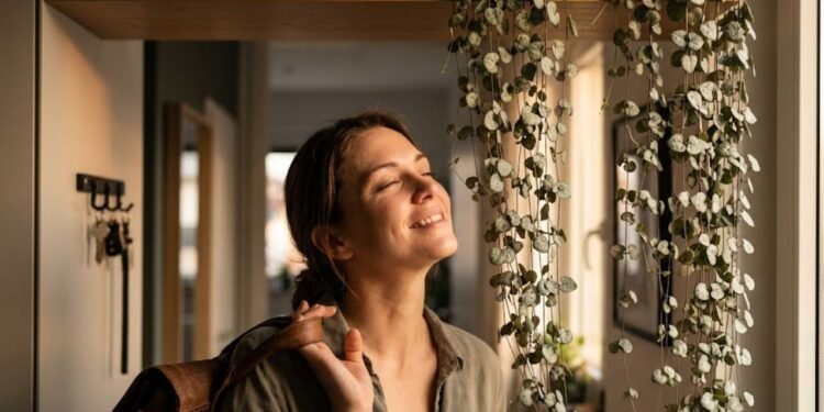 Imagine chegar em casa depois de um dia cheio e ser recebido por uma cascata delicada de folhinhas em formato de coração.