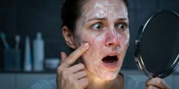 Você pode estar usando o creme Nivea azul do jeito errado e isso afeta sua pele mais do que parece