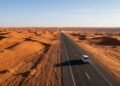 A estrada de 240 km sem nenhuma curva que atravessa o deserto da arábia saudita