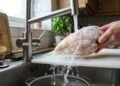 Descongelar frango do jeito certo evita riscos na cozinha