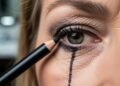 Adeus ao contorno preto pesado, o lápis ideal para olhos que foca na leveza e no conforto