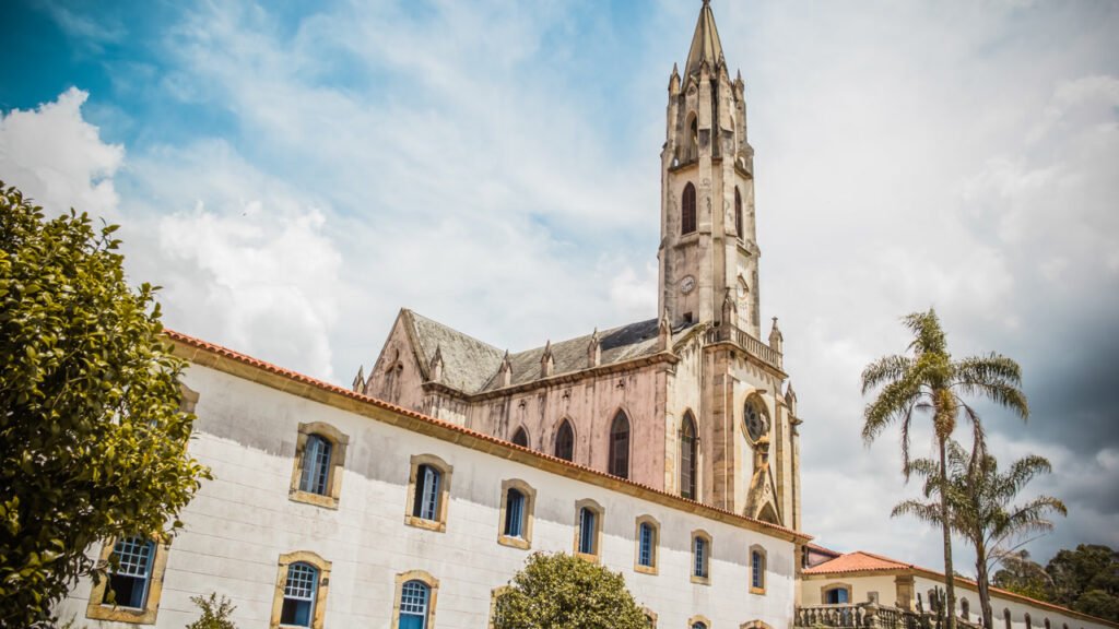 O vilarejo a 2h de BH que Dom Pedro II disse valer toda a viagem a Minas: com cachoeiras na serra e lobos-guarás que jantam na porta da igreja