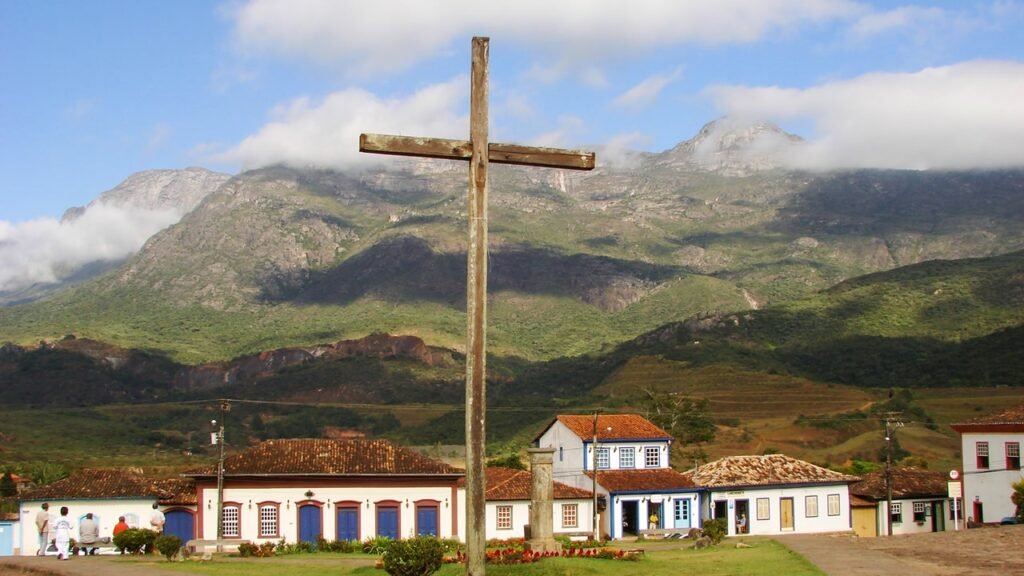 O vilarejo a 2h de BH que Dom Pedro II disse valer toda a viagem a Minas: com cachoeiras na serra e lobos-guarás que jantam na porta da igreja