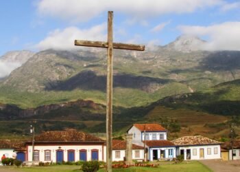 O vilarejo a 2h de BH que Dom Pedro II disse valer toda a viagem a Minas: com cachoeiras na serra e lobos-guarás que jantam na porta da igreja