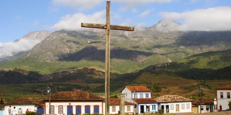 O vilarejo a 2h de BH que Dom Pedro II disse valer toda a viagem a Minas: com cachoeiras na serra e lobos-guarás que jantam na porta da igreja