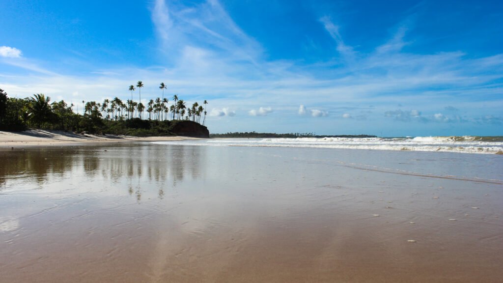 A cidade no extremo sul da Bahia com 84 km de praias, paredes coloridas e baleias jubartes entre julho e novembro