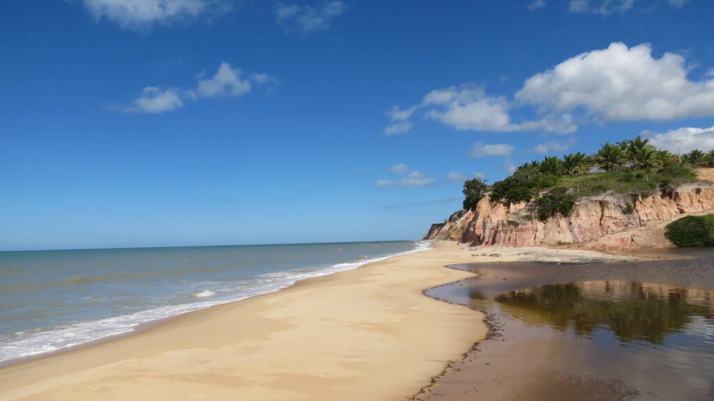 Praias vazias e 30 km de estrada de terra: o vilarejo fora do radar na Costa das Baleias