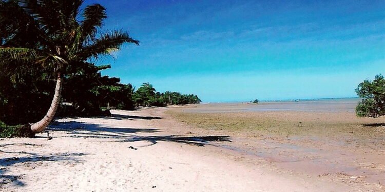 Praias vazias e 30 km de estrada de terra: o vilarejo fora do radar na Costa das Baleias