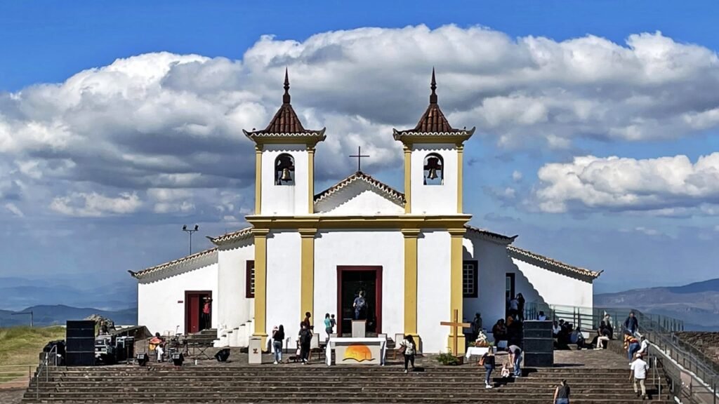 500 mil visitantes por ano sobem neste vilarejo a 1h de Belo Horizonte com a menor basílica do mundo