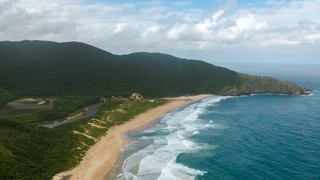 A praia selvagem da capital: acessível só por trilha ou barco, com lagoa, mar azul e zero prédio à vista no coração da capital