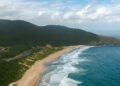 A praia selvagem da capital: acessível só por trilha ou barco, com lagoa, mar azul e zero prédio à vista no coração da capital
